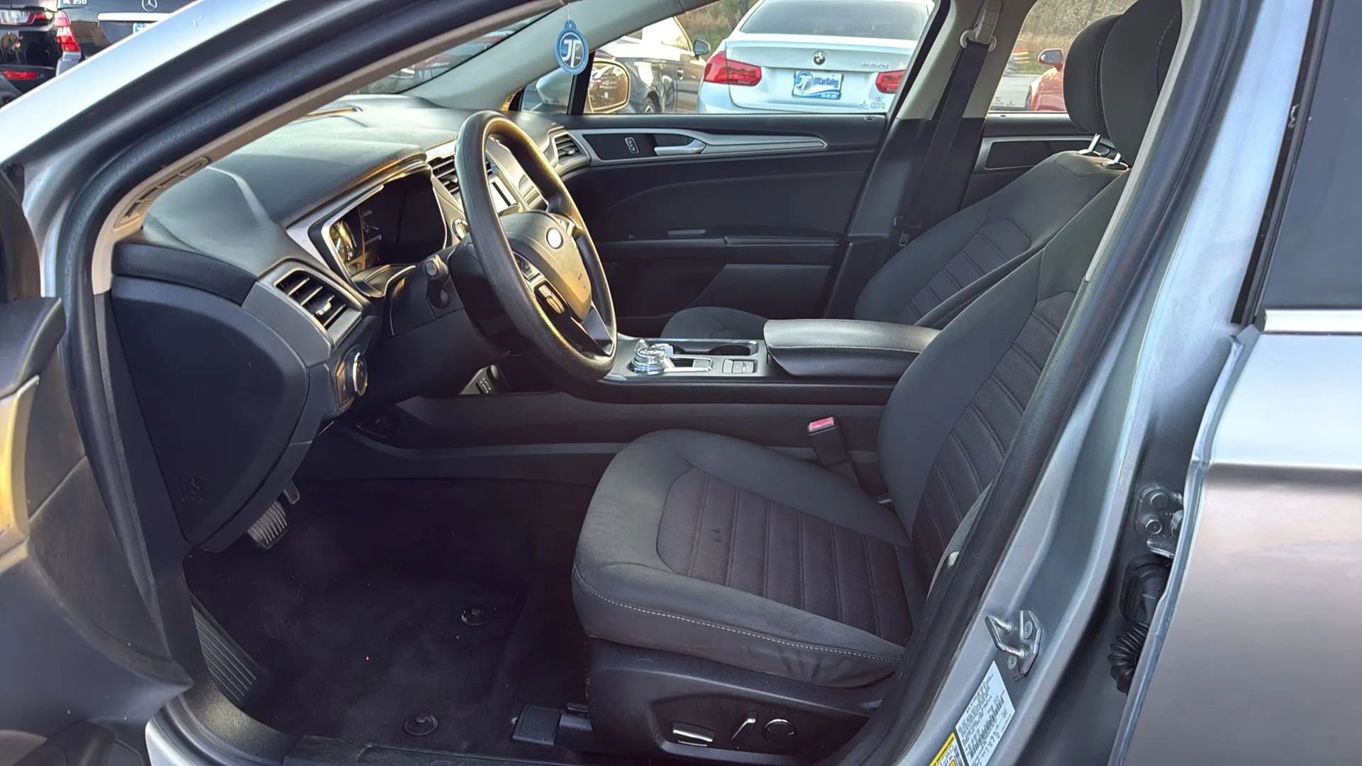 Used 2020 Ford Fusion SE image 19