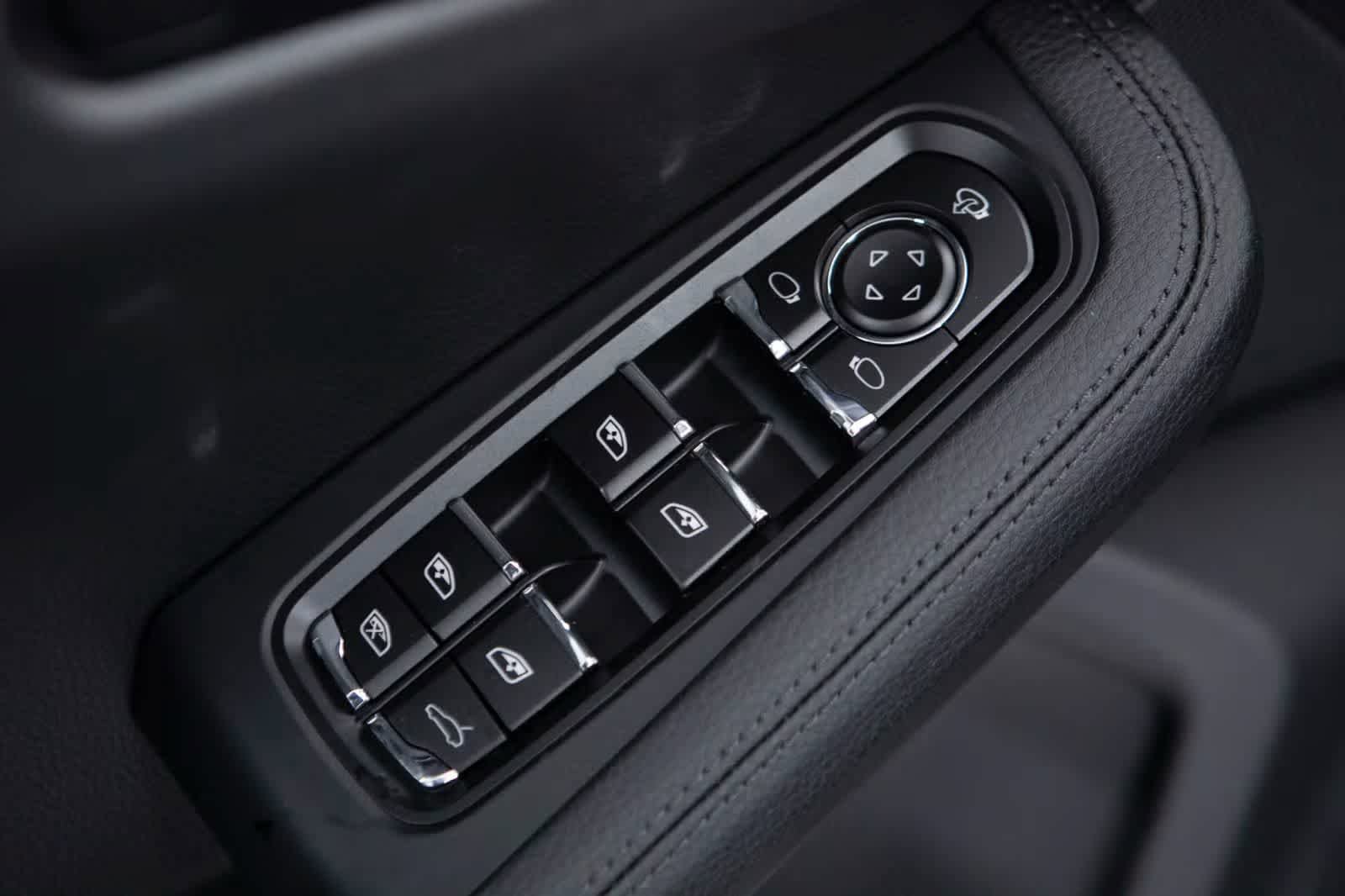 Certified 2026 Porsche Macan AWD/4WD image 24