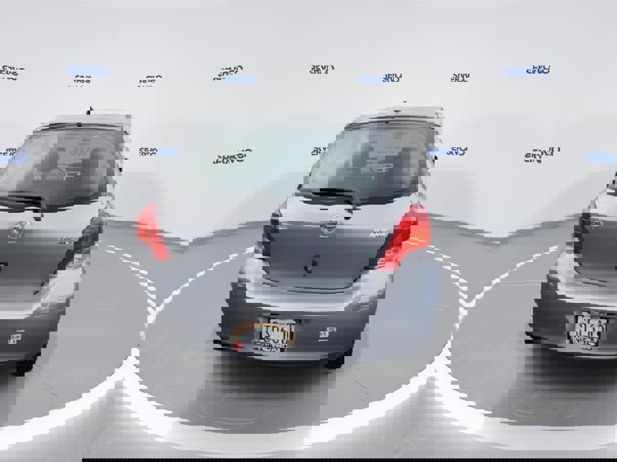 Used 2011 Toyota Yaris 4-Door Hatchback image 8