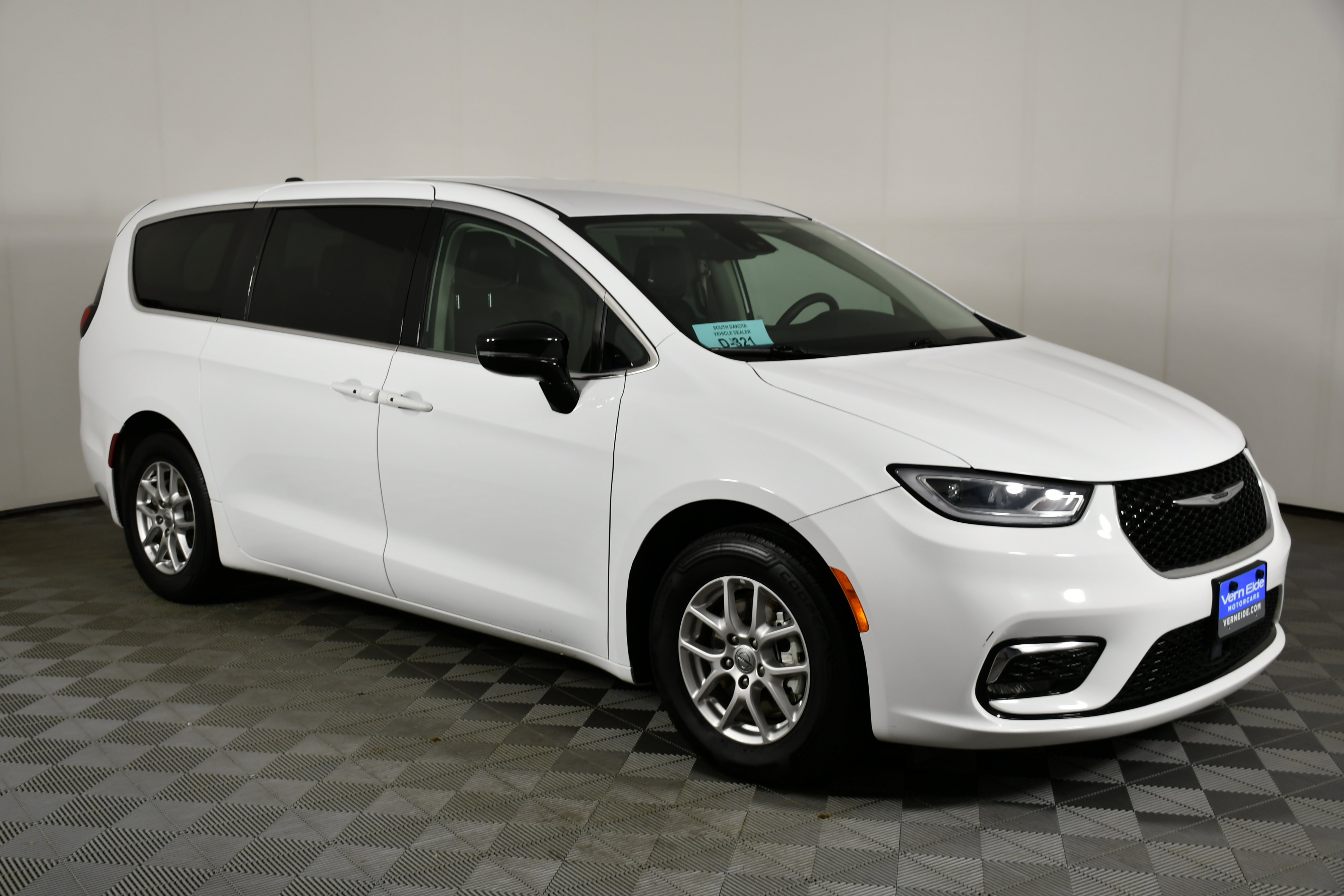 Used 2024 Chrysler Pacifica Touring-L image 4