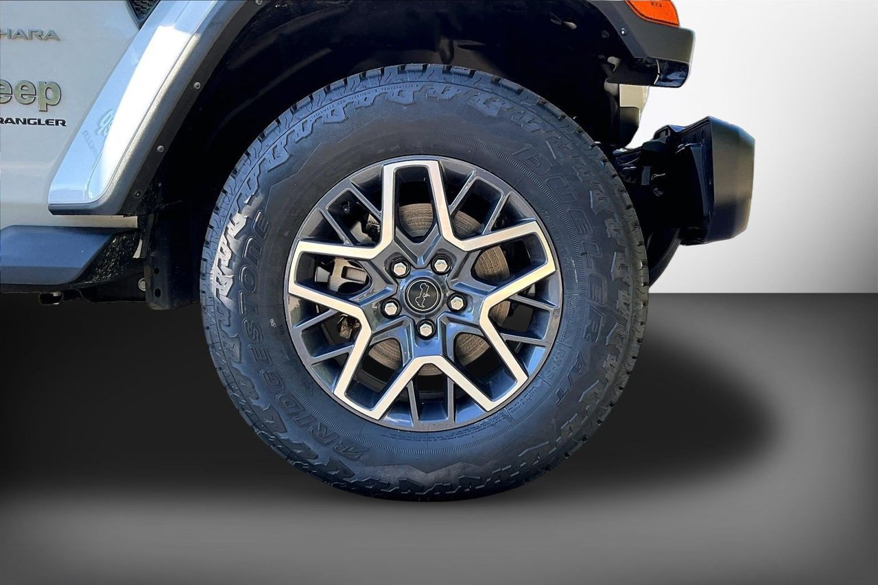 Used 2024 Jeep Wrangler Unlimited Sahara w/ Technology Group AWD/4WD image 30