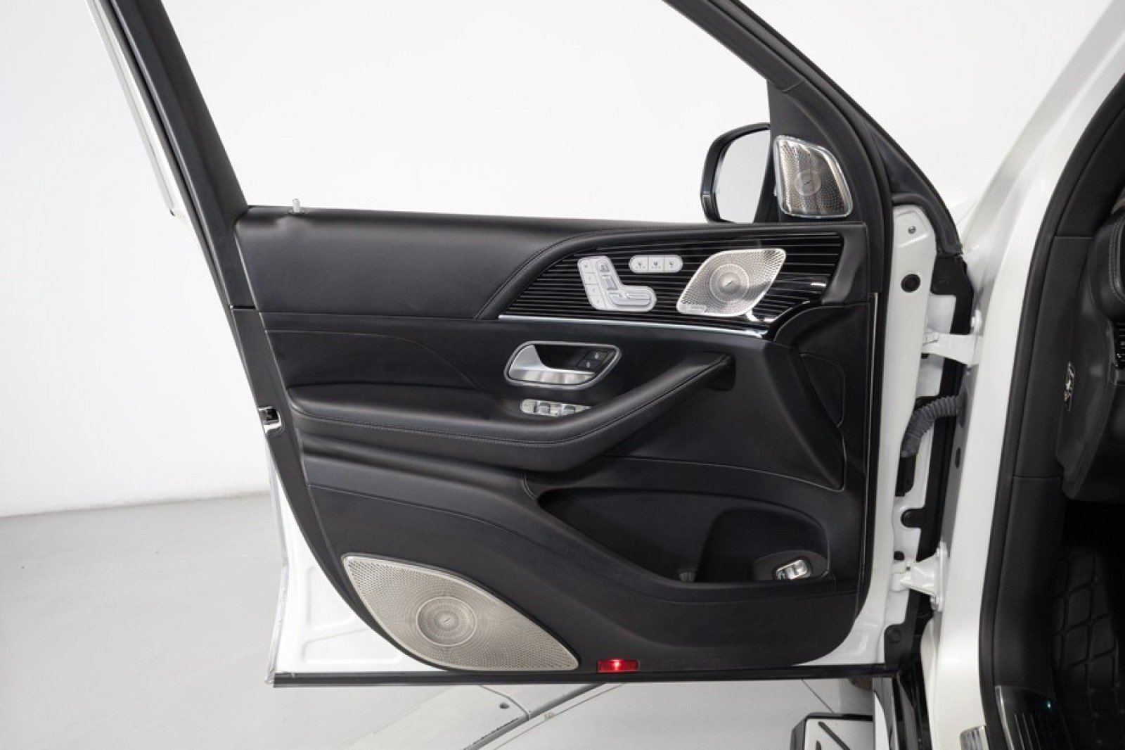 Used 2023 Mercedes-Benz Maybach GLS 600 4MATIC image 39