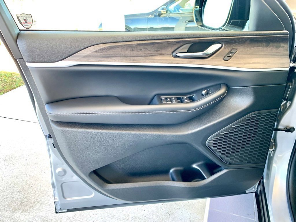 Used 2025 Jeep Grand Cherokee Limited image 12