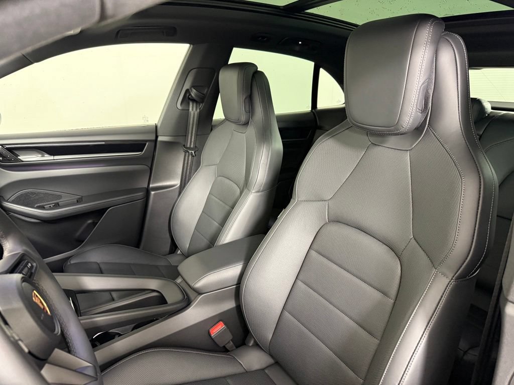 Certified 2025 Porsche Macan 4S Electric AWD/4WD image 5