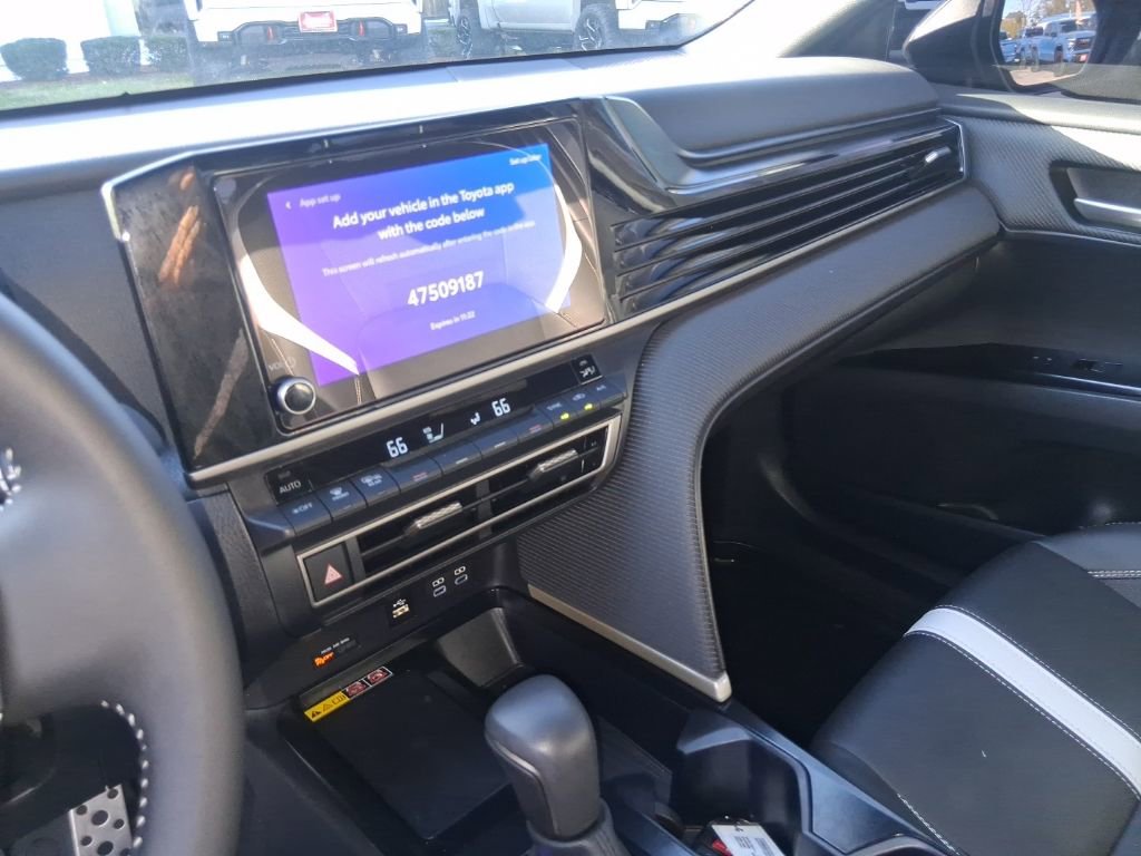 Used 2025 Toyota Camry SE w/ Convenience Package image 19