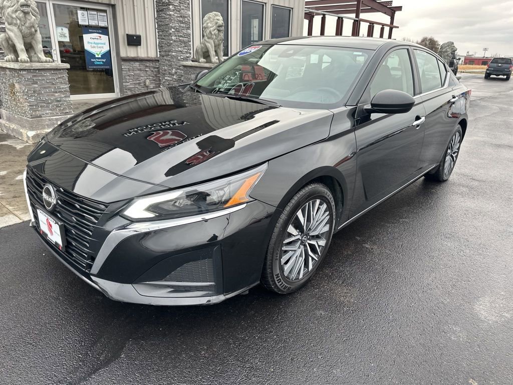 Used 2024 Nissan Altima 2.5 SV FWD image 2