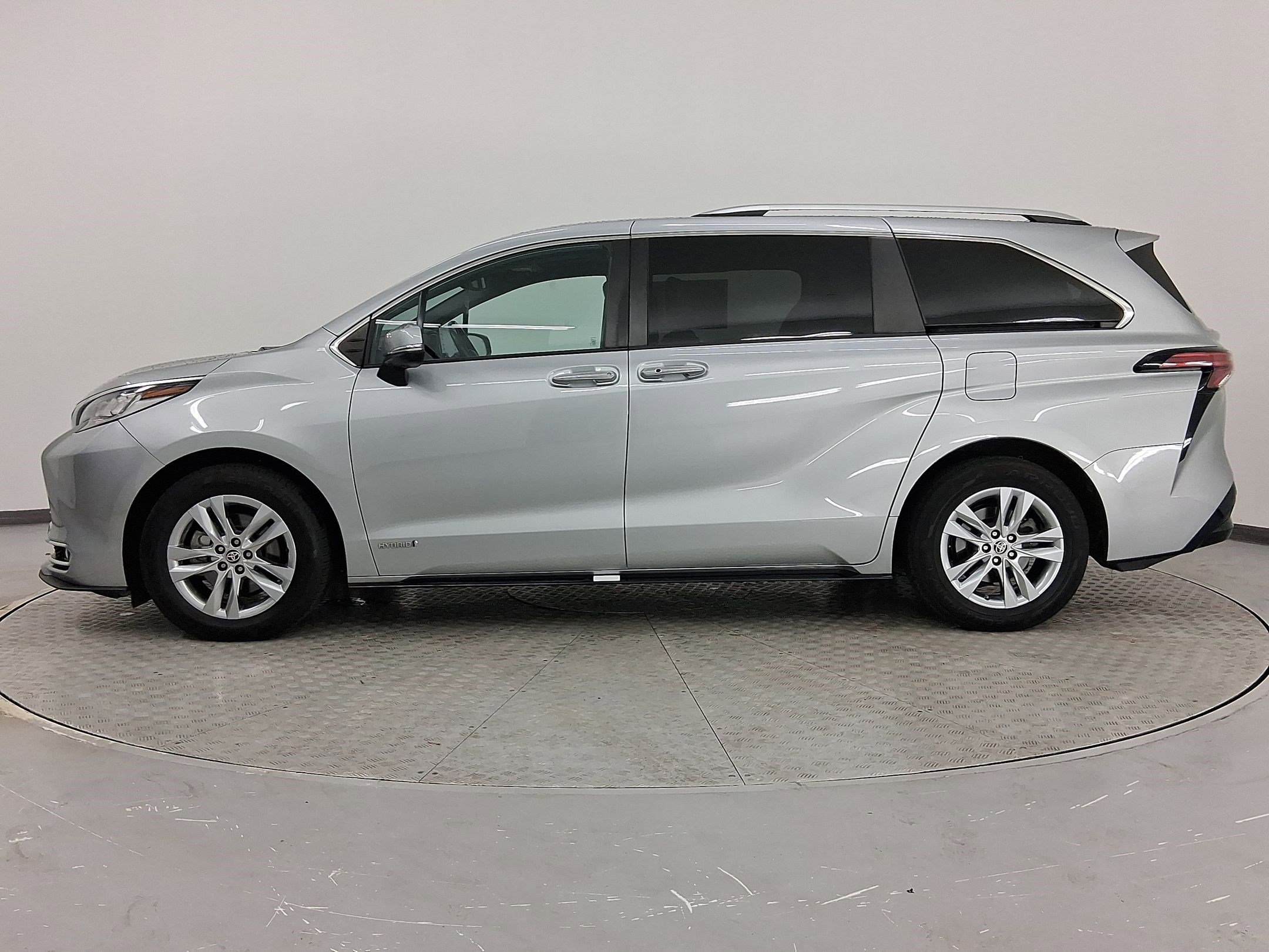 Used 2021 Toyota Sienna Limited image 2