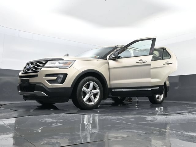Used 2017 Ford Explorer XLT w/ Equipment Group 202A AWD/4WD image 36
