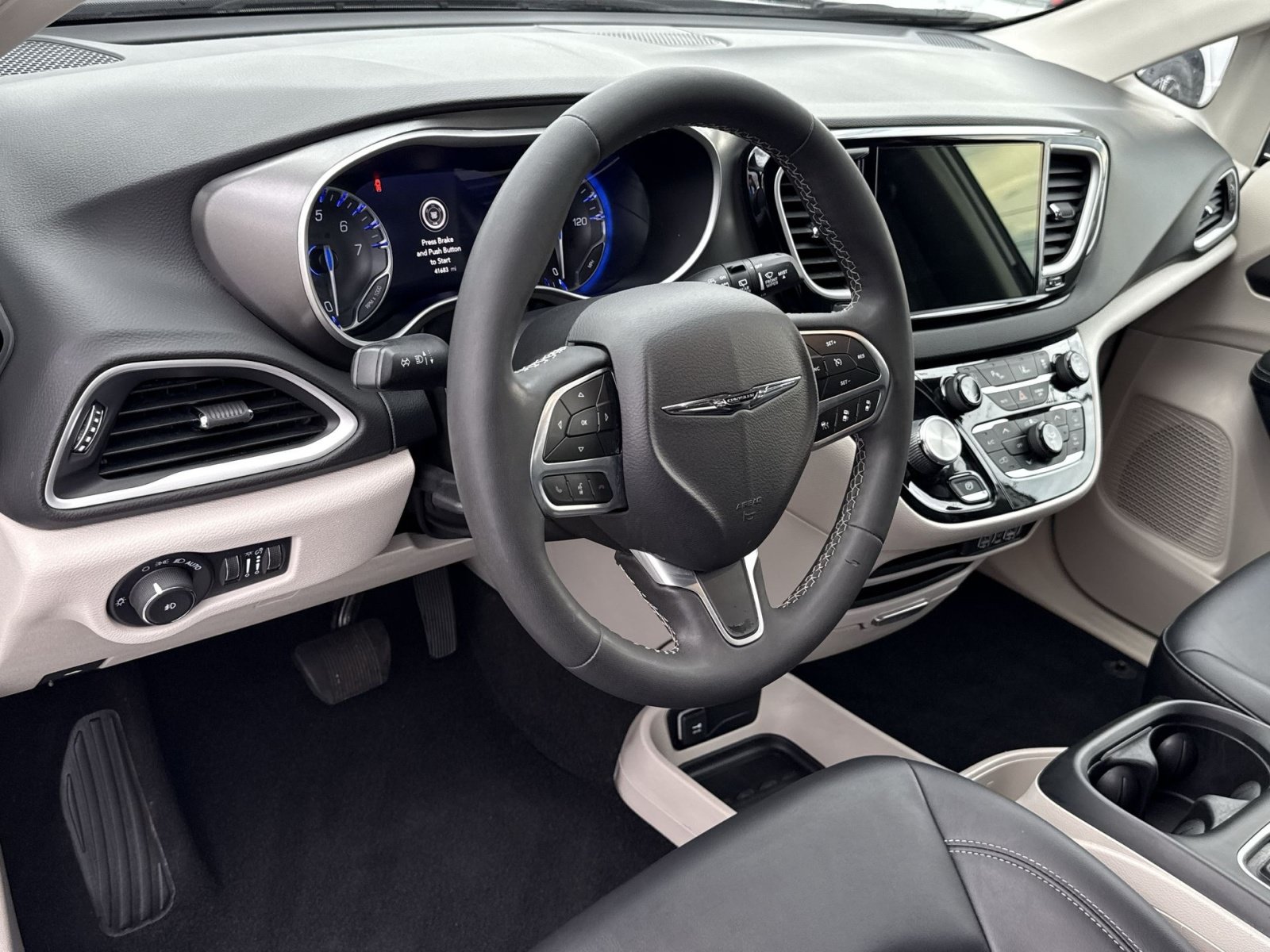 Used 2024 Chrysler Pacifica Touring-L FWD image 16