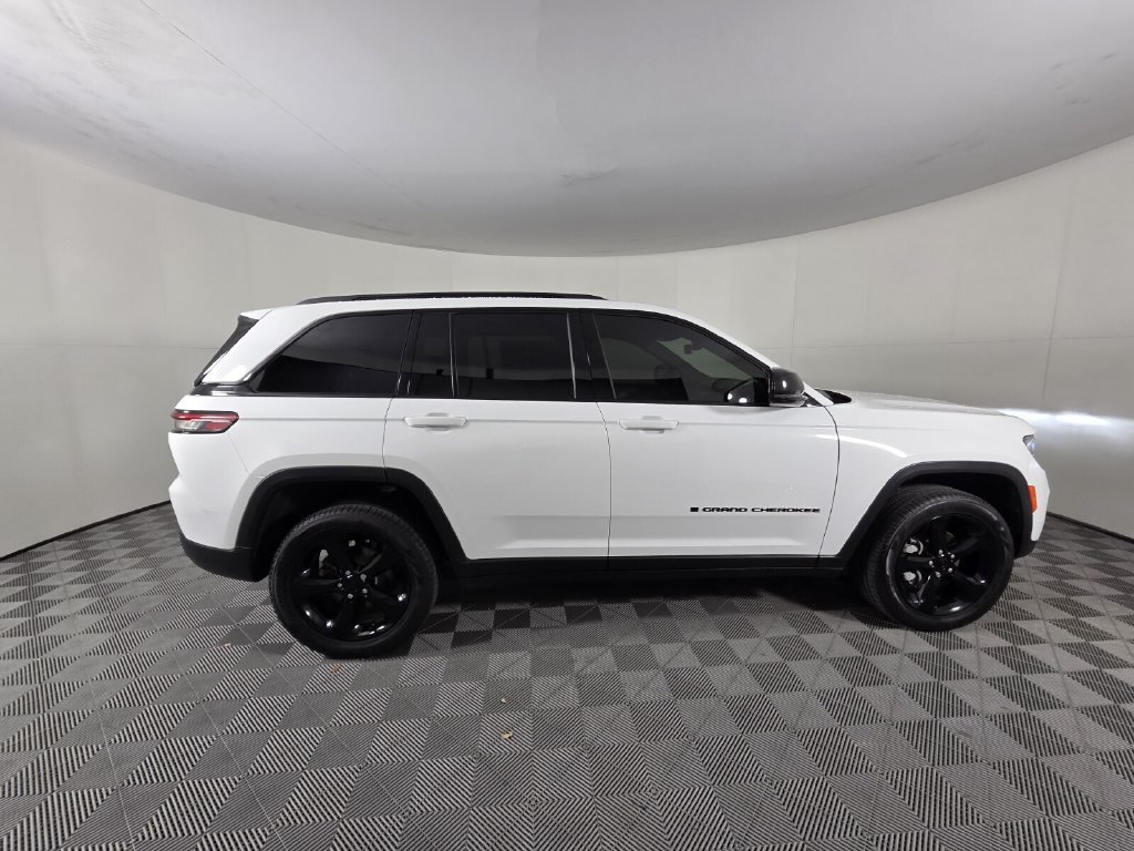 Used 2025 Jeep Grand Cherokee Limited w/ Black Appearance Package RWD image 4