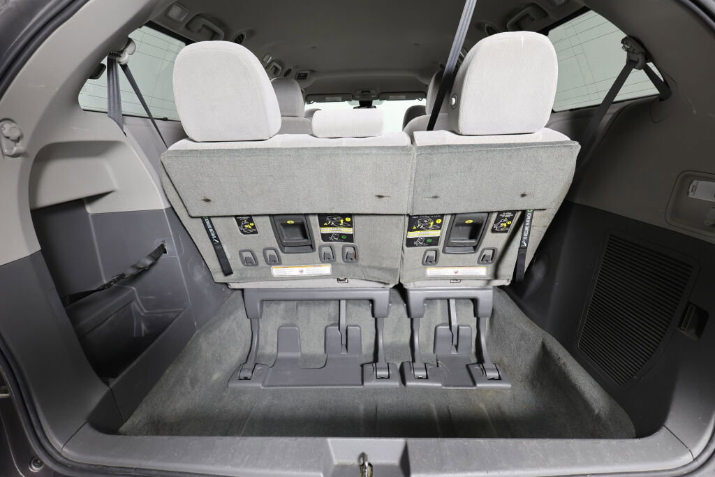 Used 2018 Toyota Sienna LE FWD image 17