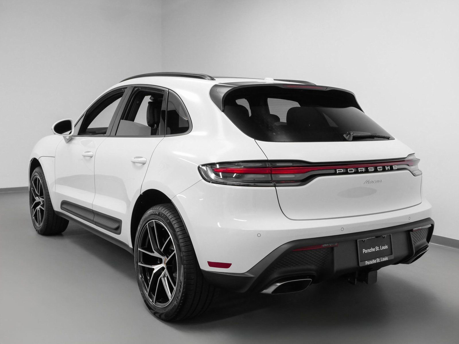 Certified 2025 Porsche Macan image 3