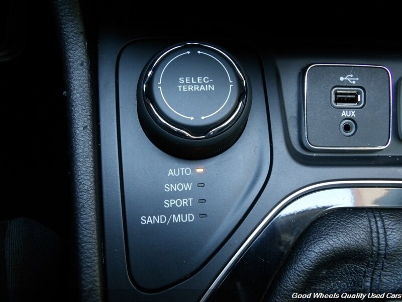 Used 2019 Jeep Cherokee Limited AWD/4WD image 32