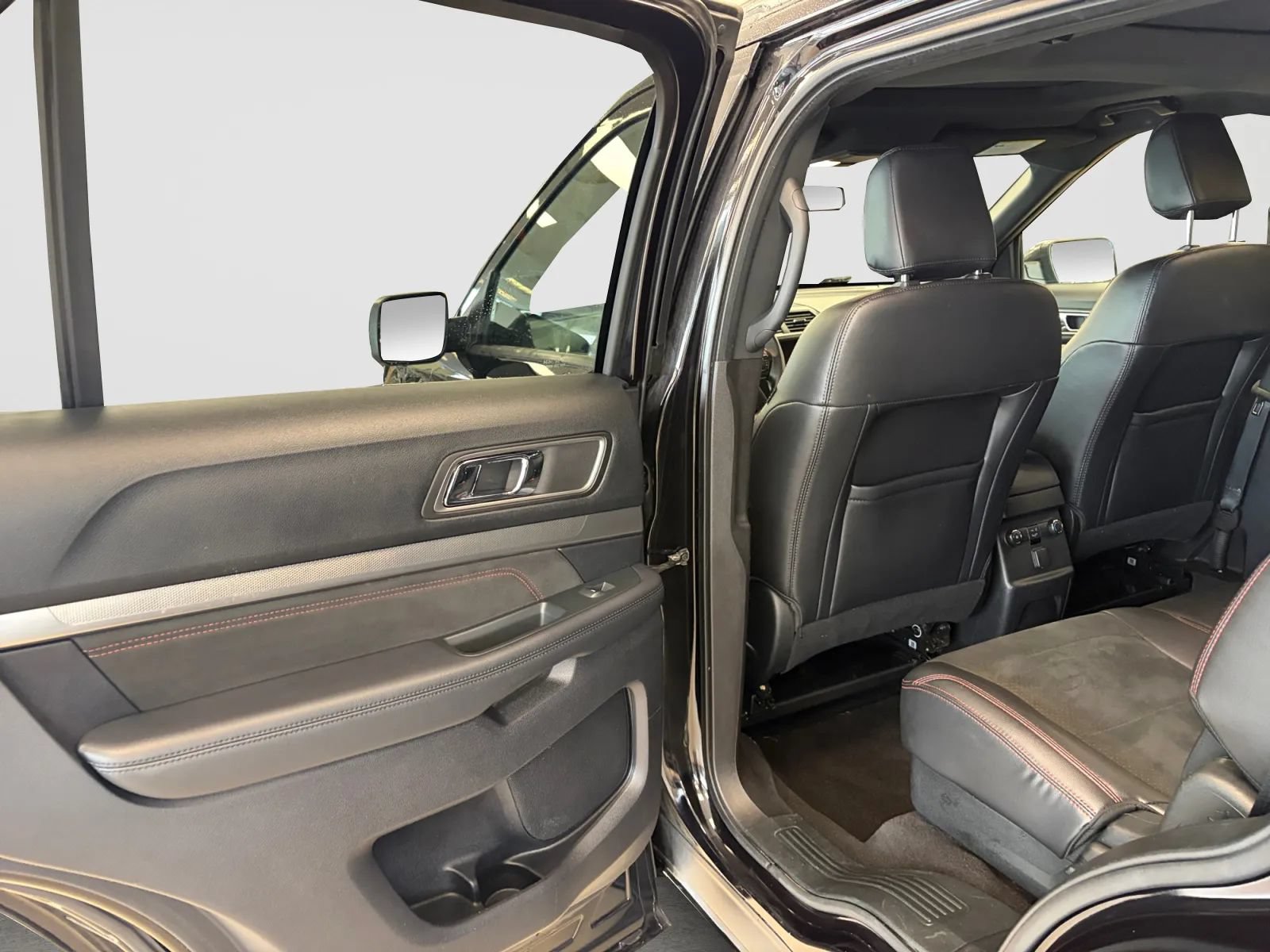 Used 2019 Ford Explorer XLT w/ Equipment Group 202A AWD/4WD image 14