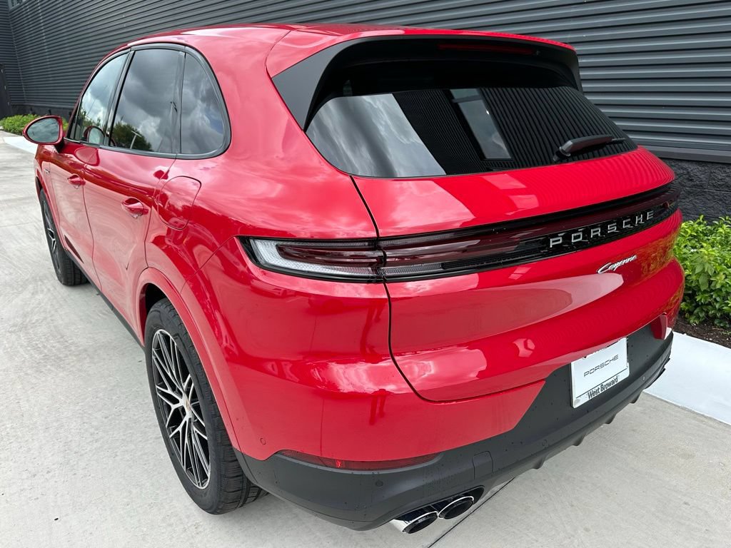 Certified 2025 Porsche Cayenne E-Hybrid AWD/4WD image 3