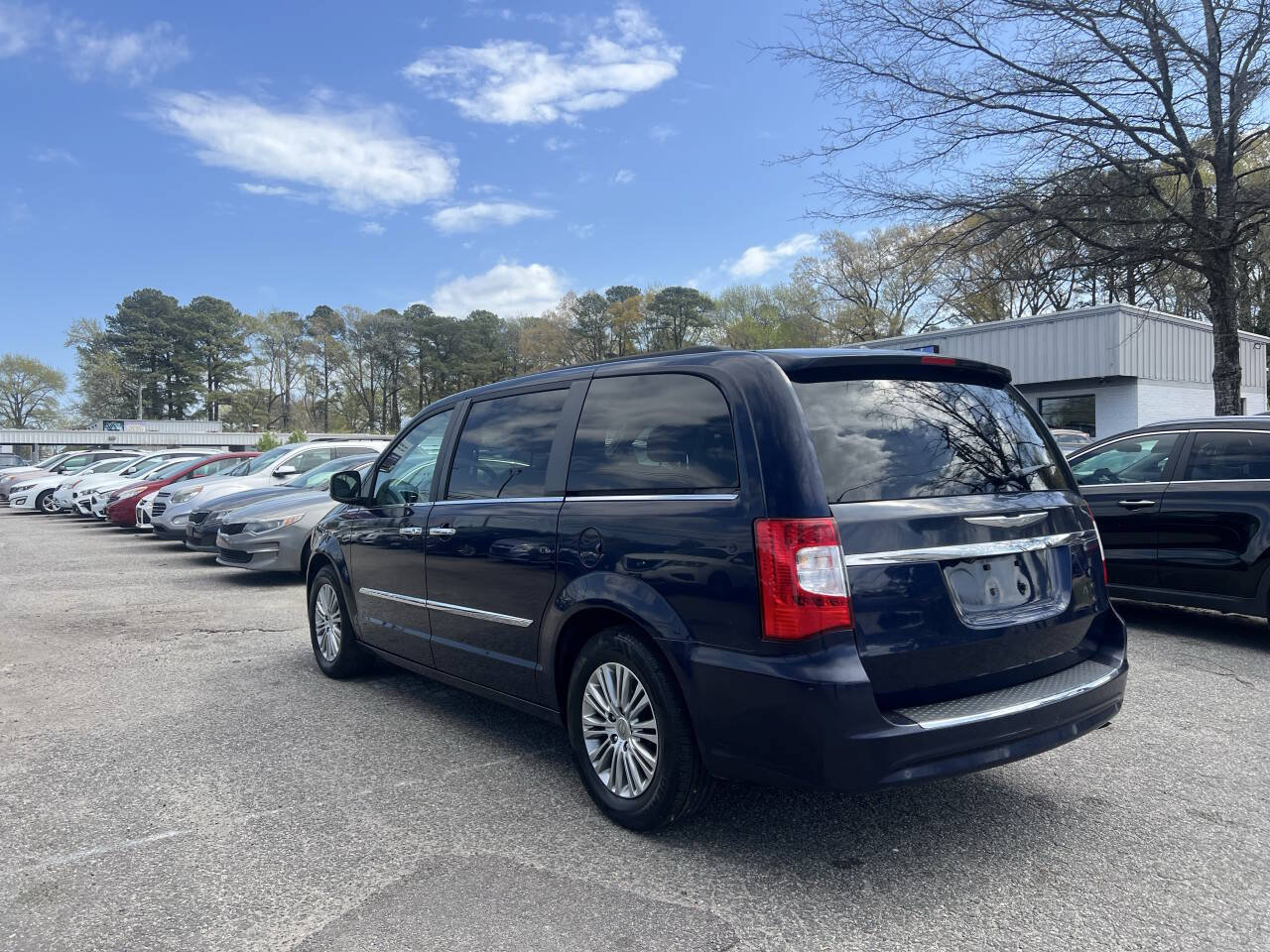 Used 2013 Chrysler Town & Country Touring-L w/ Entertainment Group #2 FWD image 10