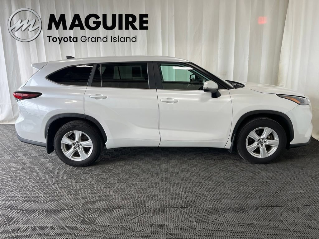Used 2024 Toyota Highlander LE FWD image 2