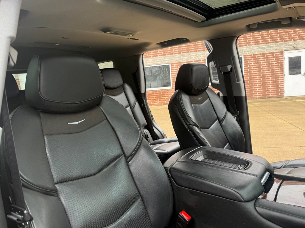 Used 2020 Cadillac Escalade Luxury w/ Escalade Sport Edition image 27
