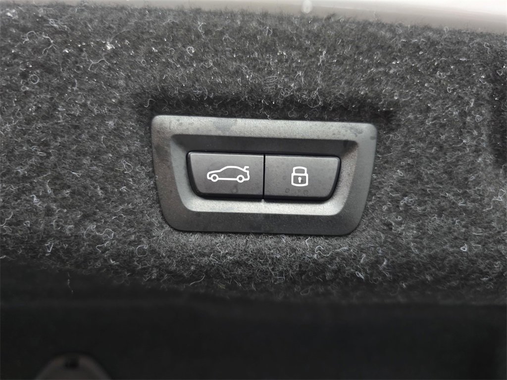 Used 2025 BMW i5 xDrive40 w/ Premium Package image 16