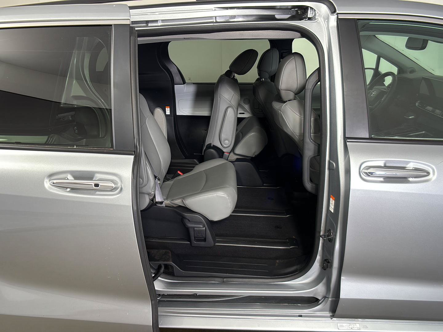 Used 2025 Toyota Sienna XLE w/ XLE Plus Package FWD image 16