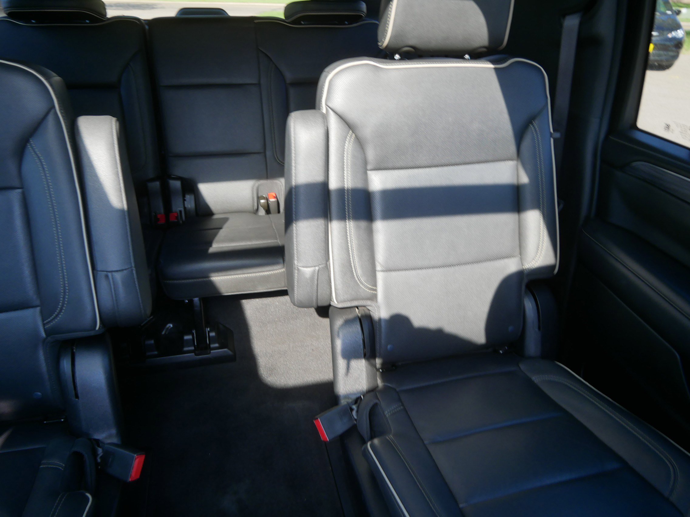 Used 2022 GMC Yukon XL SLT w/ SLT Premium Package AWD/4WD image 14