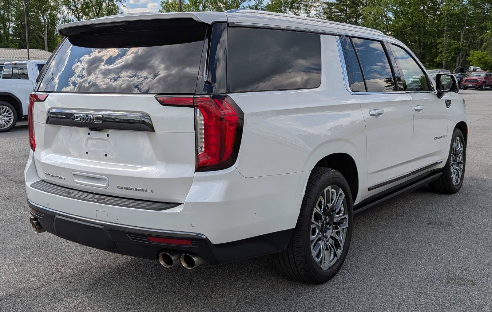 Used 2023 GMC Yukon XL Denali Ultimate AWD/4WD image 8