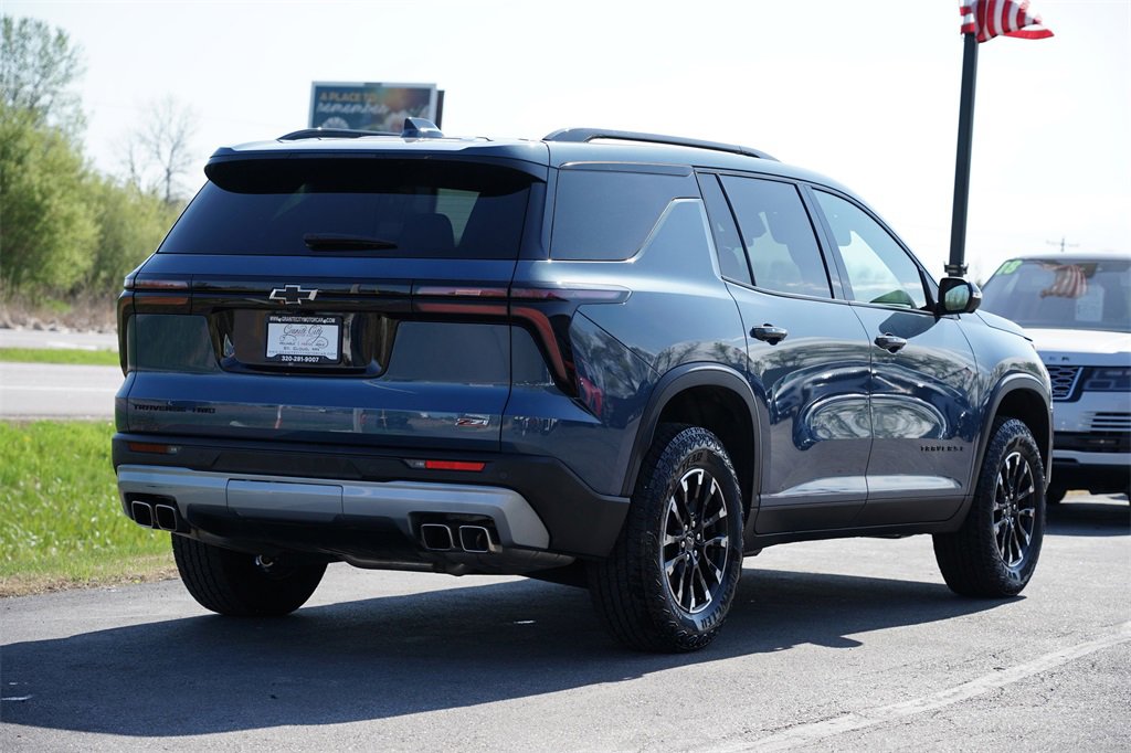 Used 2024 Chevrolet Traverse Z71 image 3