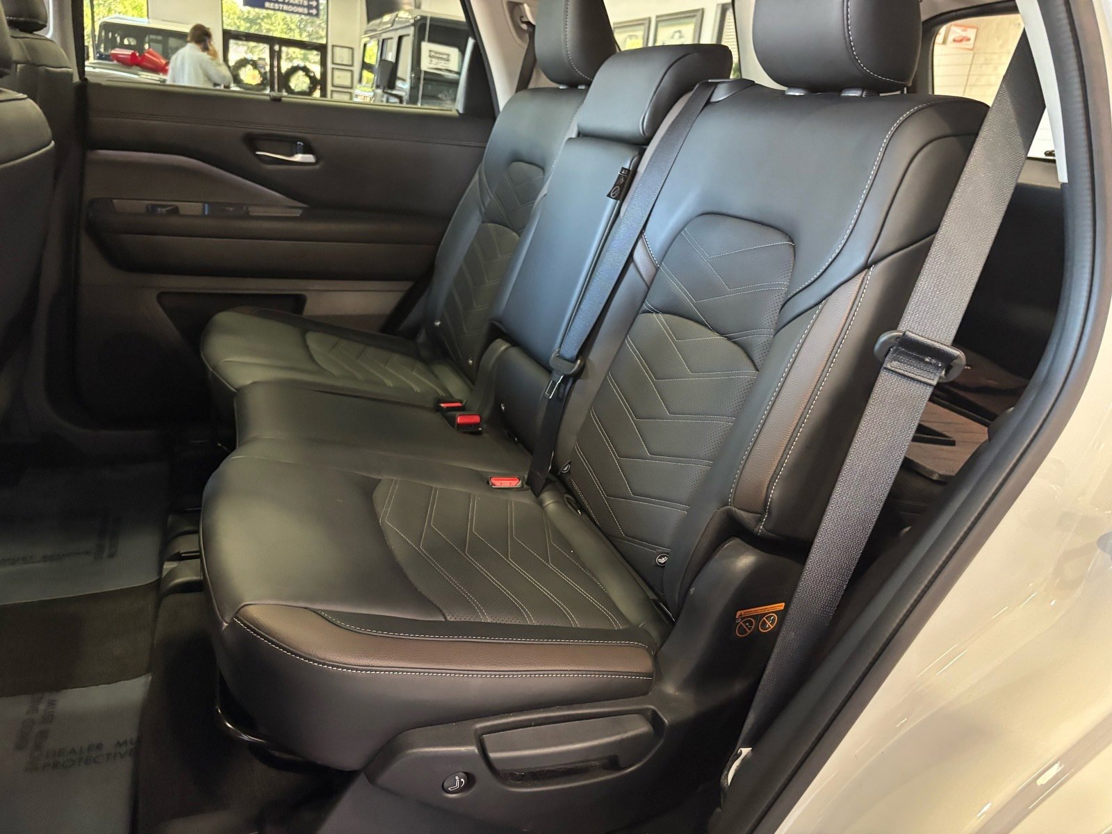 Used 2024 Nissan Pathfinder Platinum w/ Cargo Package image 8