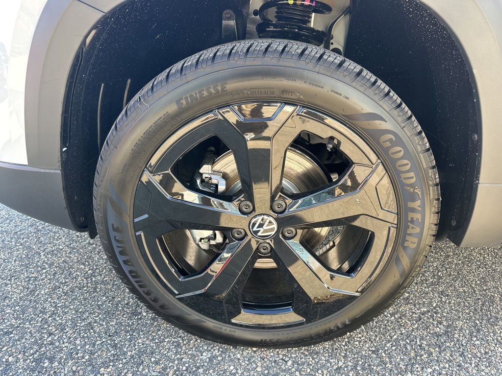 New 2026 Volkswagen Taos SEL image 29