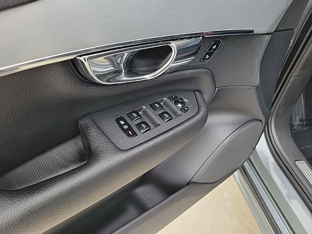 Used 2016 Volvo XC90 T6 Momentum w/ Vision Package image 16