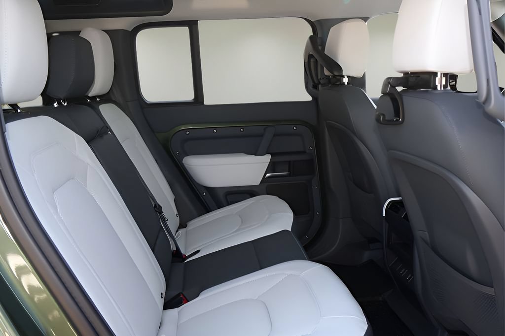 New 2026 Land Rover Defender 110 X-Dynamic SE AWD/4WD image 18