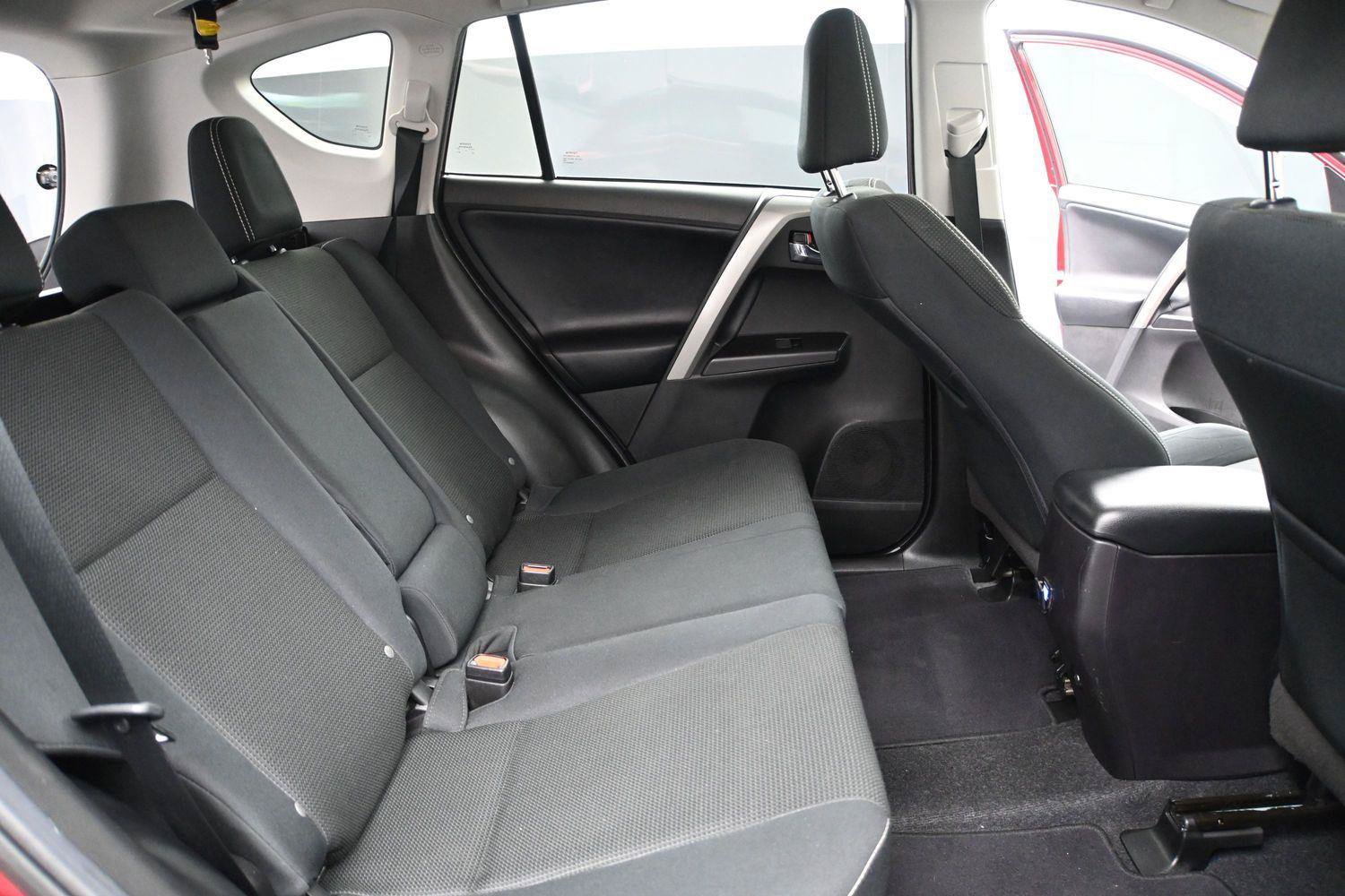 Used 2018 Toyota RAV4 XLE FWD image 15