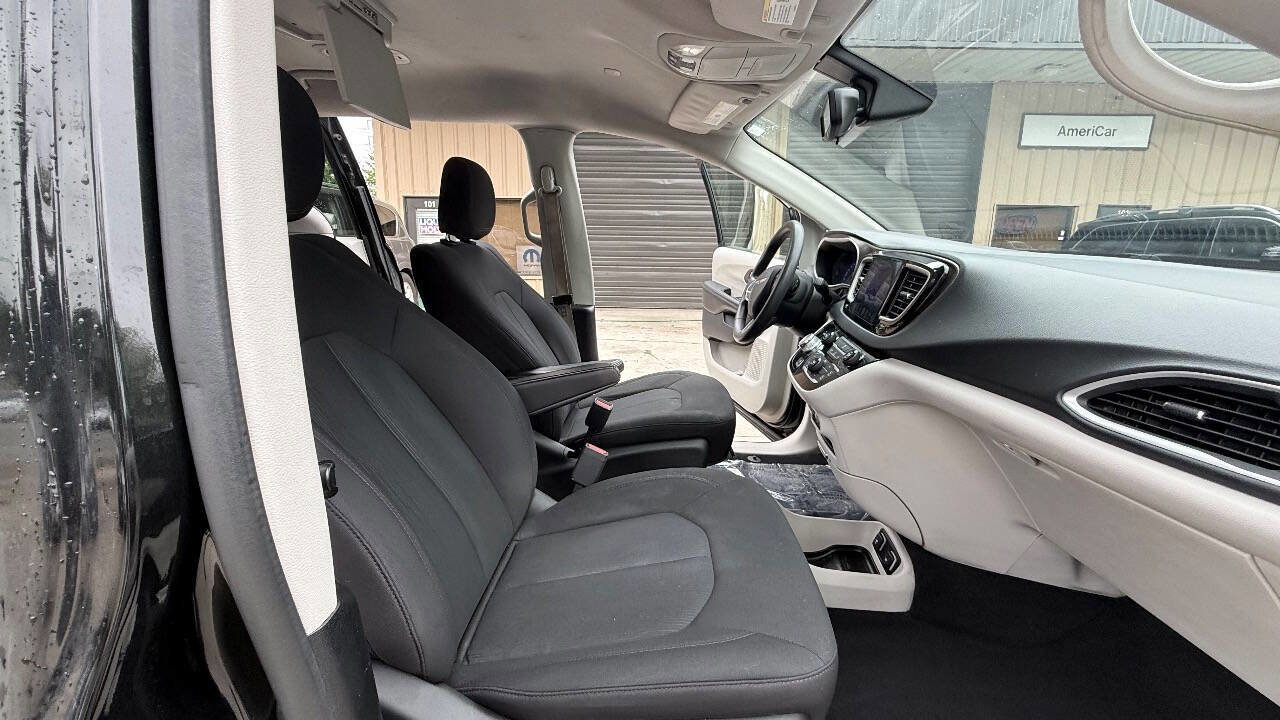 Used 2017 Chrysler Pacifica Touring FWD image 60