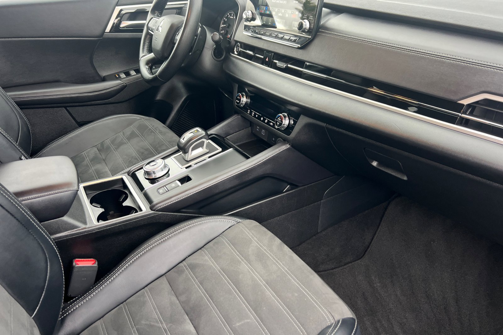 Used 2024 Mitsubishi Outlander SE image 17