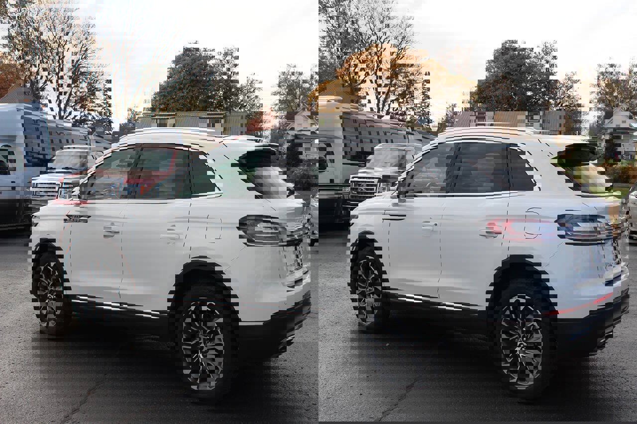 Used 2022 Lincoln Nautilus Reserve w/ Luxury Package image 3