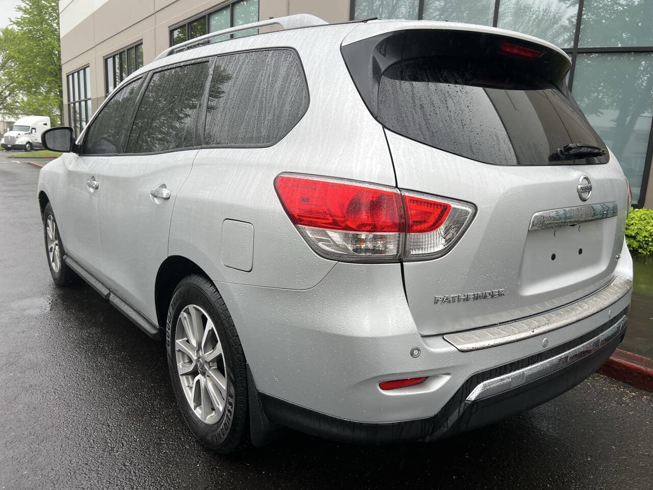 Used 2014 Nissan Pathfinder SV FWD image 5
