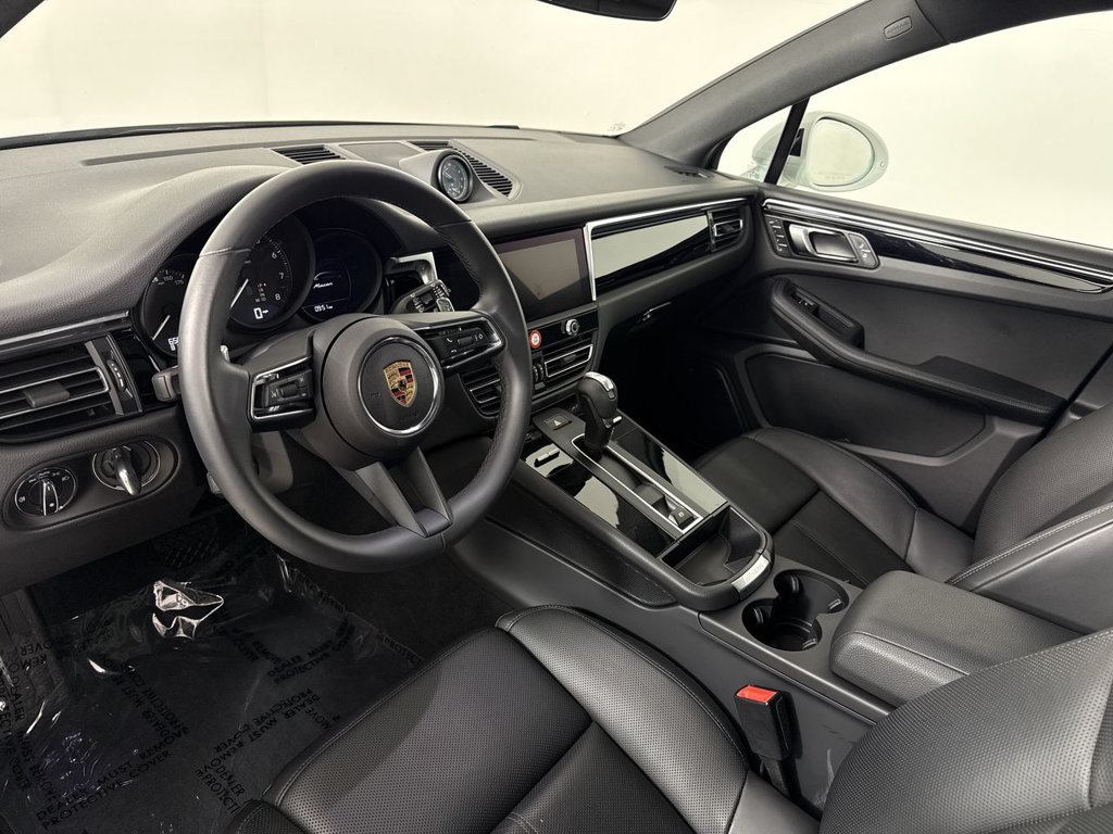 Certified 2025 Porsche Macan AWD/4WD image 4
