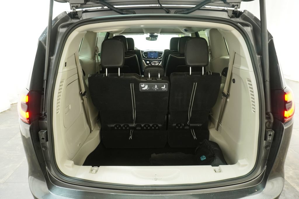 Used 2021 Chrysler Pacifica Limited w/ Uconnect Theater Family Group FWD image 7