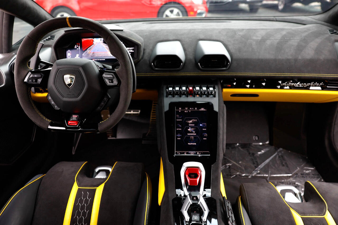 Used 2023 Lamborghini Huracan Tecnica image 2
