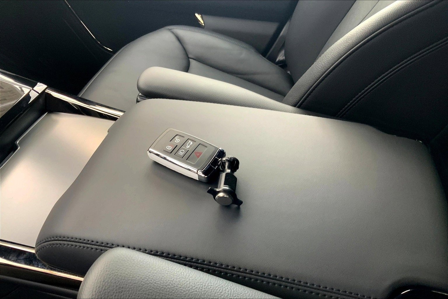 Used 2025 Land Rover Range Rover Sport image 13