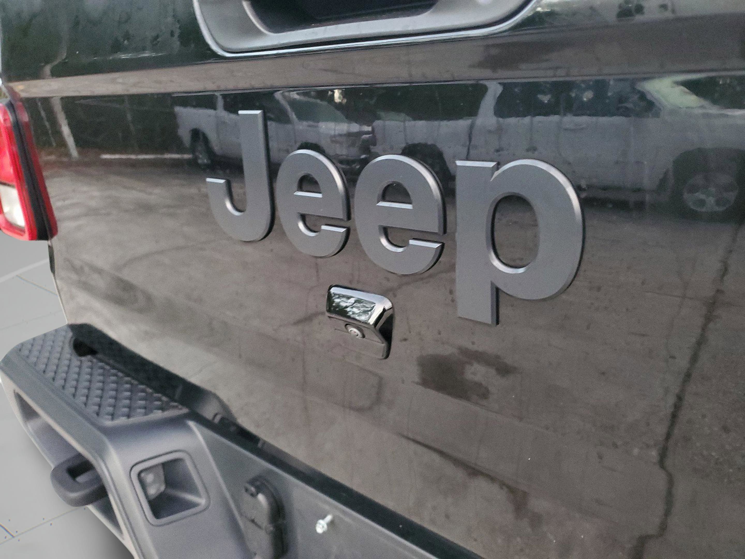 Used 2024 Jeep Gladiator Sport image 8