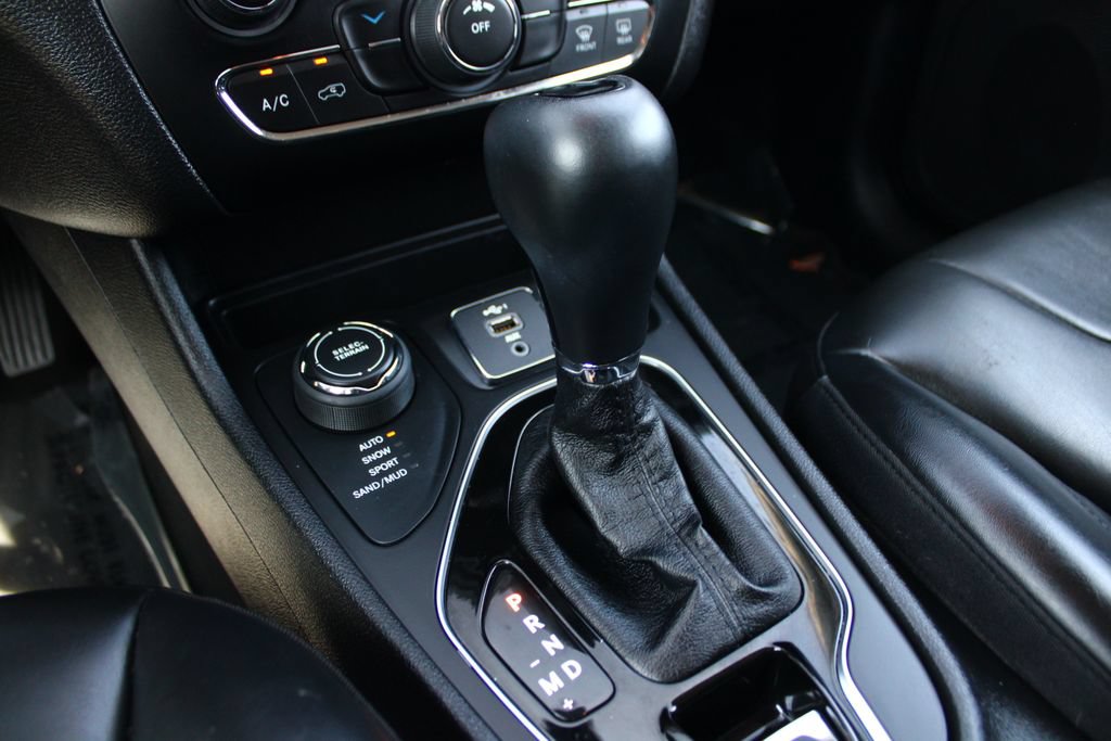 Used 2020 Jeep Cherokee Latitude Plus AWD/4WD image 19