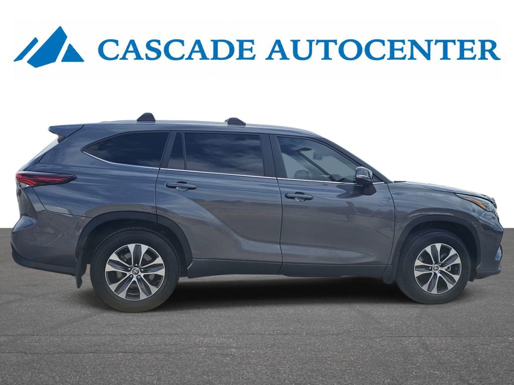 Used 2024 Toyota Highlander XLE AWD/4WD image 6