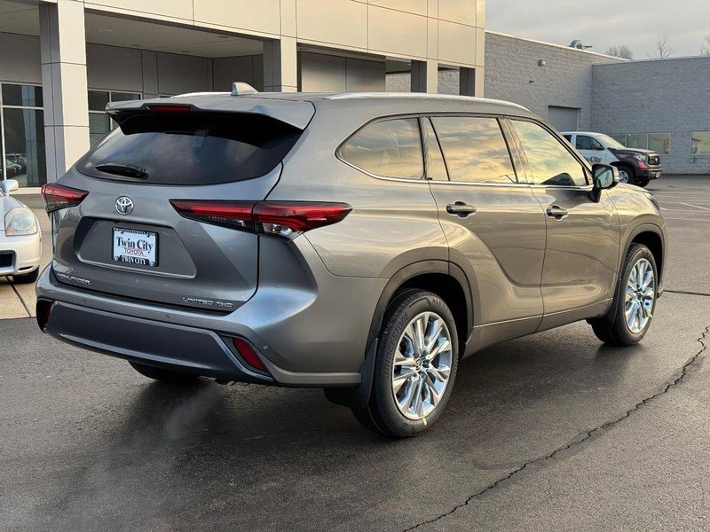New 2026 Toyota Highlander Limited image 3