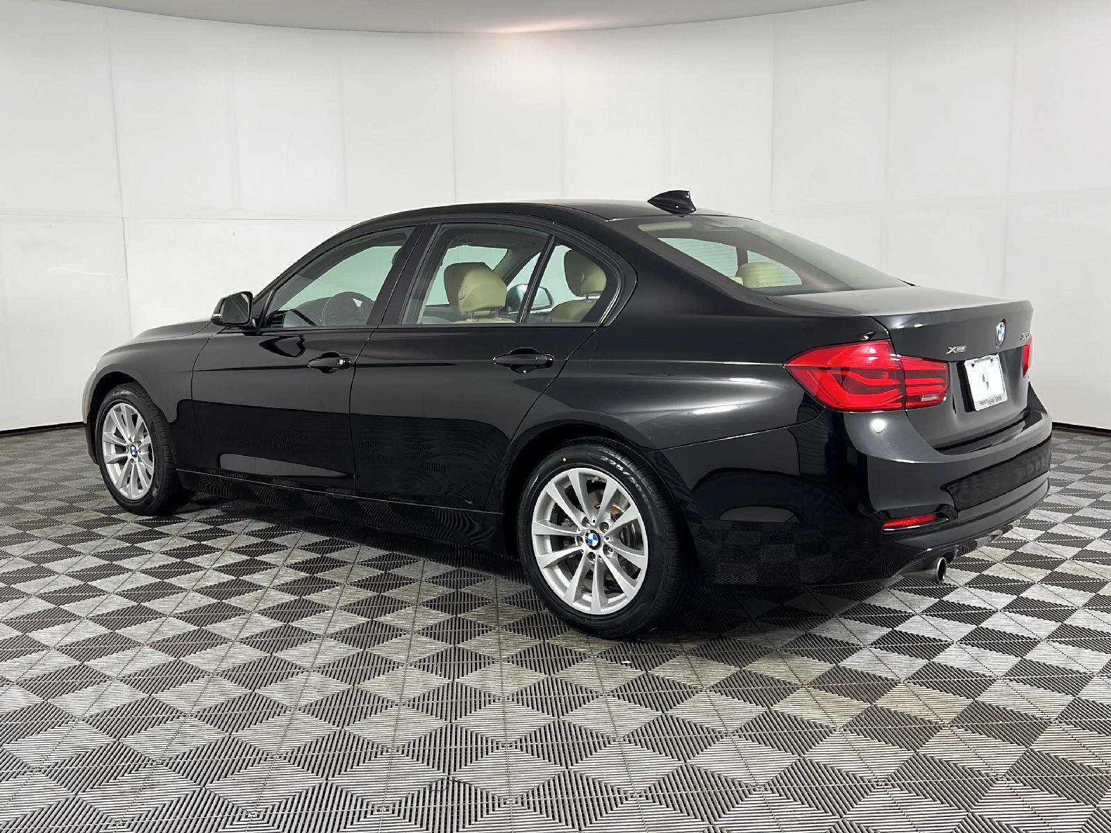 Used 2018 BMW 320i xDrive Sedan AWD/4WD image 9