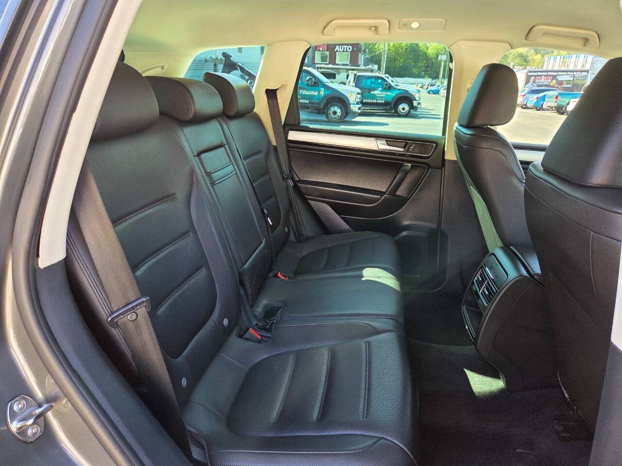 Used 2015 Volkswagen Touareg Sport AWD/4WD image 17