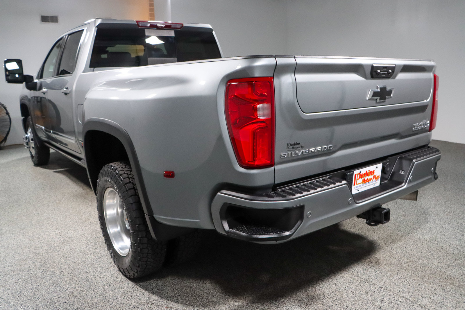 Used 2024 Chevrolet Silverado 3500 High Country w/ High Country Premium Package AWD/4WD image 9