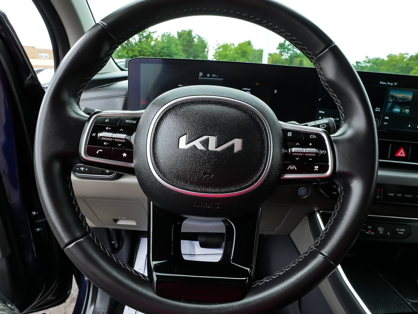Used 2025 Kia Carnival EX FWD image 17