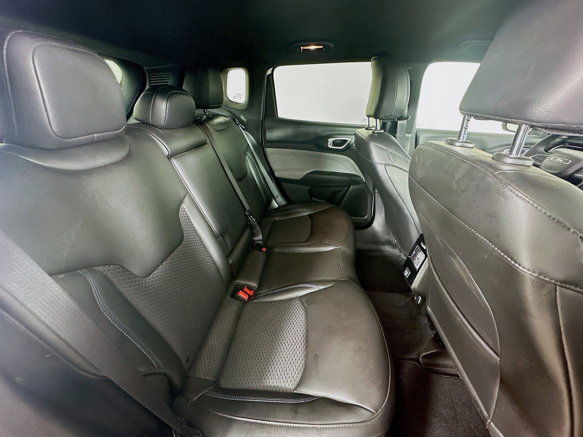 Certified 2025 Jeep Compass Latitude image 33