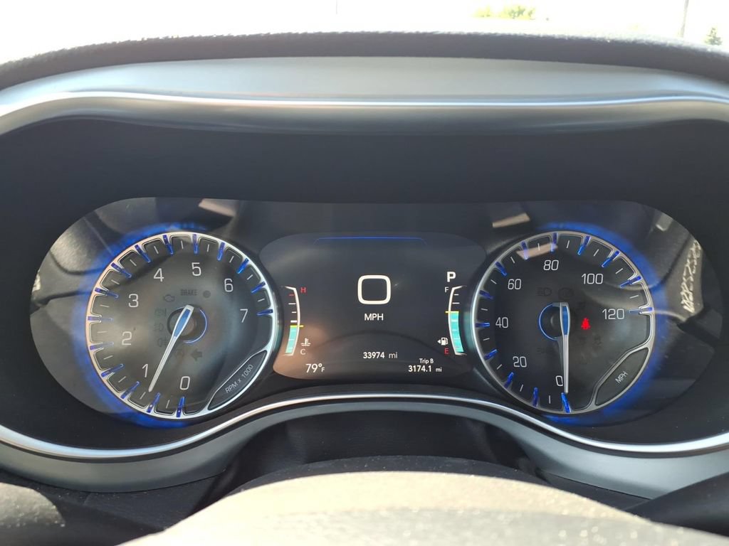 Used 2025 Chrysler Pacifica Limited FWD image 17